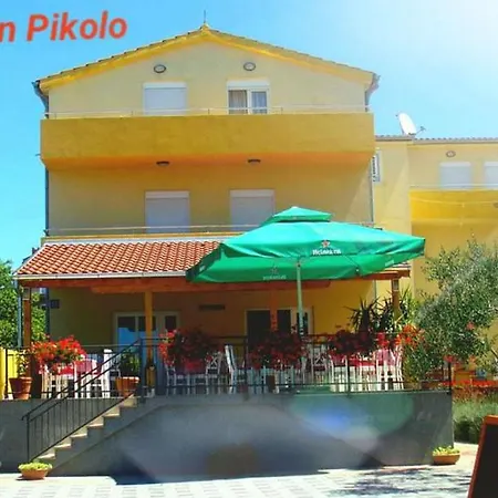 Alojamento de Acomodação e Pequeno-almoço Pansion Restoran Pikolo Sveti Filip i Jakov